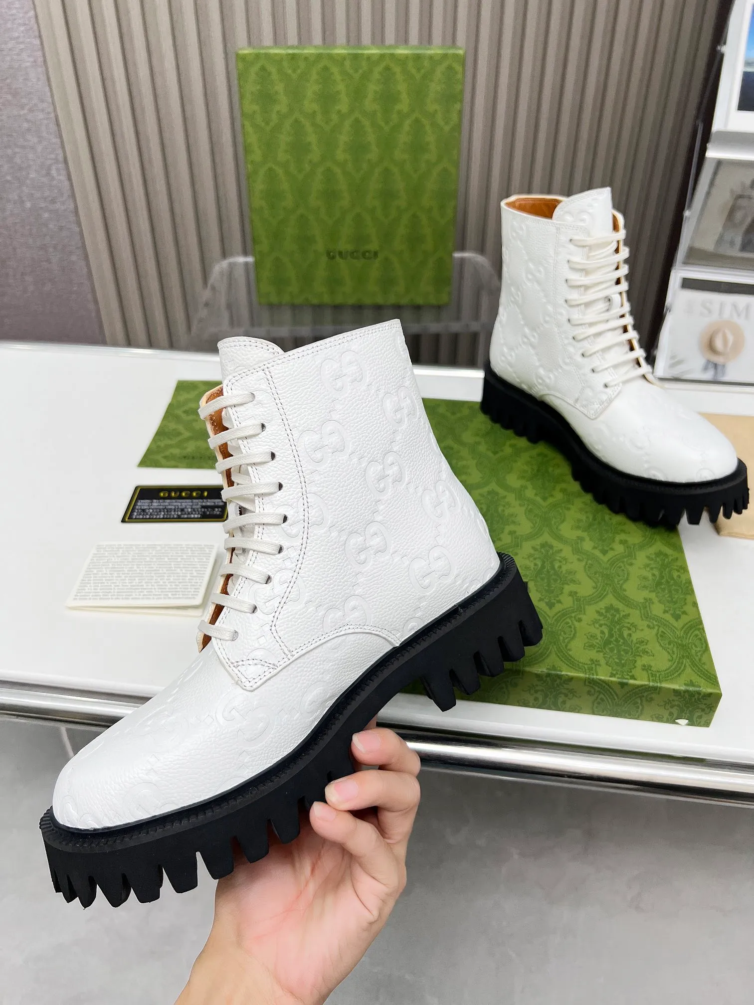 👟👟Ex-factory price 540👟👟 Gucci 2023 super cool Martin boots, the GG logo continues to shine in the new series, comfort and lightness are ingeniously presented on this women's leather boots. The classic GG pattern evolved from the name of the brand's founder, Mr. Guccio Gucci. It was first used in the 1930s. After nearly a century of development, it still provides inspiration for the brand to explore new expressions. Code number:35-43#